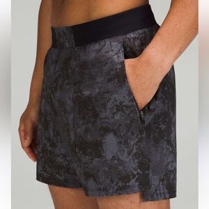 Lululemon License to Train Linerless Short 5"
Tactile Print Anchor Black SMALL